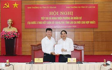 Bí thư Tỉnh ủy Lào Cai Trịnh Xuân Trường và Bí thư Tỉnh ủy Yên Bái Trần Huy Tuấn ký Nghị quyết liên tịch của Ban Thường vụ Tỉnh ủy 2 tỉnh về phương án nhân sự tỉnh Lào Cai mới.