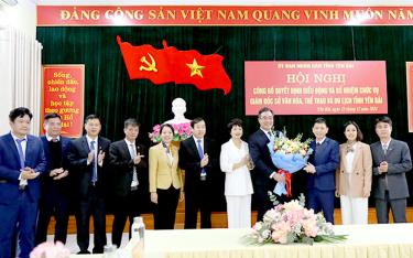 Tập thể lãnh đạo Sở Văn hóa,Thể thao và Du lịch tặng hoa chúc mừng đồng chí Nông Việt Yên giữ chức Giám đốc Sở từ ngày 15/12/2025