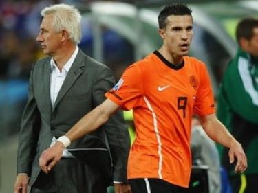 Robin van Persie (phải) tỏ ra không hài lòng trước quyết định rút anh ra sân trong trận đấu với Slovakia của huấn luyện viên Marwijk (trái).