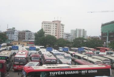 Bến xe Mỹ Đình tăng cường hàng trăm xe để đảm bảo việc đi lại cho sĩ tử