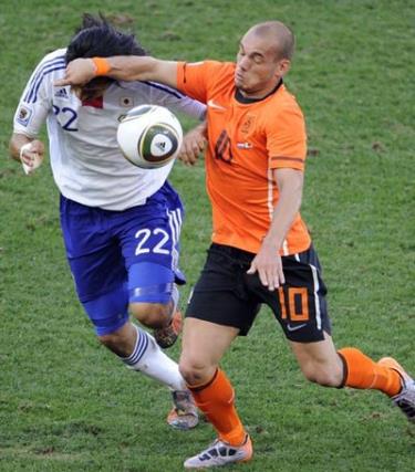 Sneijder (áo da cam) đang là thủ lĩnh lối chơi của Hà Lan. 
