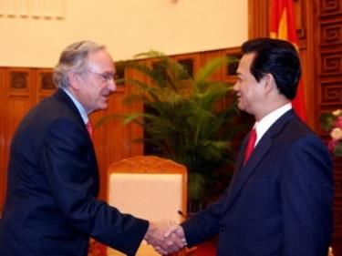 Thủ tướng Nguyễn Tấn Dũng tiếp Thượng nghị sĩ Mỹ Tom Harkin.