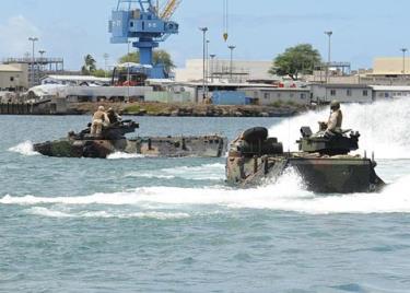 RIMPAC là cuộc tập trận đa quốc gia diễn ra hai năm một lần với mục đích củng cố hợp tác và cải thiện khả năng phối hợp cho các nước thuộc vành đai Thái Bình Dương. Trong ảnh là các xe lội nước tại cảng Trân Châu, Hawaii hôm 30/6. 
