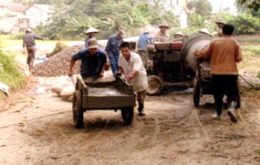 Bê tông hóa tuyến đường liên thôn 2 và 3, xã Phúc Lộc (T.P Yên Bái). (Ảnh: Quỳnh Nga)
