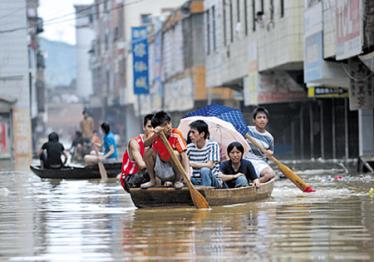 Người dân ở Phúc Kiến di chuyển bằng thuyền trên đường phố.