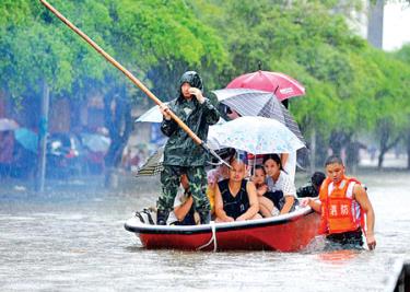 Nhân viên cứu hộ tỉnh Quảng Tây (Trung Quốc) sơ tán người bị nạn trong vùng lũ.
