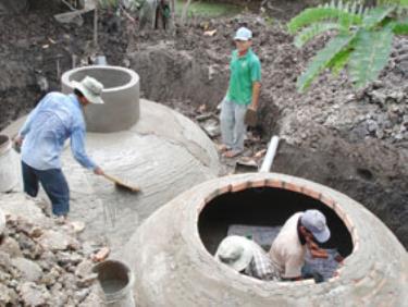 Xây dựng công trình khí sinh học (hầm bioga).