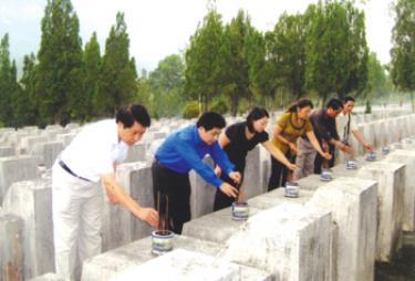 Đoàn công tác  liên ngành tỉnh Yên Bái thắp hương cho các liệt sỹ tại Nghĩa trang liệt  sỹ Vị Xuyên (Hà Giang), tháng 7/2009. (Ảnh: Thanh Ba)