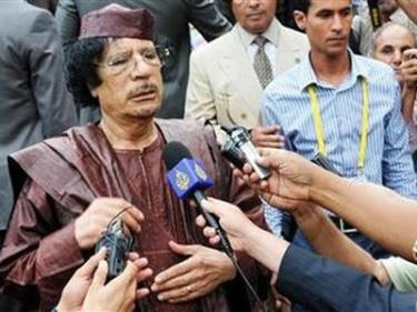 Nhà lãnh đạo Libya Gaddafi gặp báo chí bên lề hội nghị.