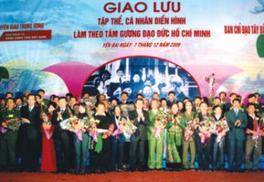 Các đồng chí lãnh đạo Trung ương, Ban Chỉ đạo Tây Bắc, Tỉnh ủy Yên Bái cùng các gương điển hình tiêu biểu của 13 tỉnh miền núi phía Bắc trong chương trình “Giao lưu tập thể, cá nhân điển hình tiên tiến làm theo tấm gương đạo đức Hồ Chí Minh”, tháng 12/2009.
(Ảnh: Ngọc Sơn)