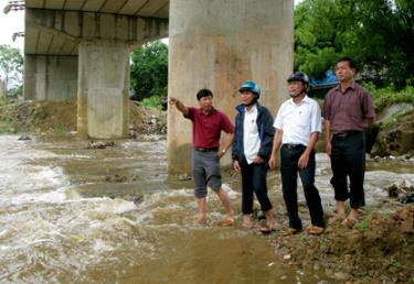 Lãnh đạo huyện Văn Chấn và xã Cát Thịnh kiểm tra các khu vực xung yếu trên địa bàn.