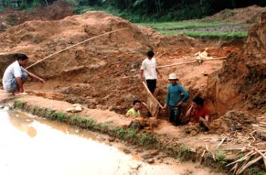 Những nông dân miệt mài tìm giấc mơ đổi đời từ đá quý.