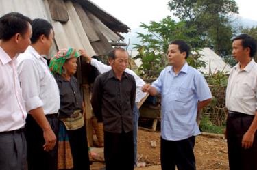 Ngô Ngọc Tuấn - Tỉnh ủy viên, Bí thư Huyện ủy Trạm Tấu nói chuyện với đồng bào Mông xã Bản Công về làm đường giao thông nông thôn và sản xuất vụ lúa xuân để xóa đói giảm nghèo. 
