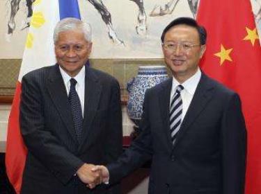 Ngoại trưởng Philippines Albert del Rosario (trái) và người đồng cấp Trung Quốc Dương Khiết Trì tại Bắc Kinh ngày 8/7.