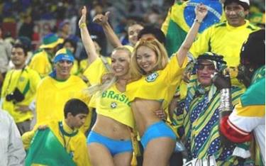 Ngoài cơ hội thỏa mãn tình yêu bóng đá, Brazil còn có thể thu 70 tỷ USD nhờ World Cup 2014.