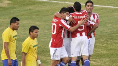 Niềm vui của các cầu thủ Paraguay sau khi ghi bàn vào lưới Brazil.