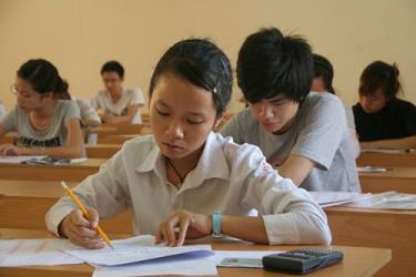 Thí sinh làm bài trắc nghiệm môn Sinh học kỳ thi ĐH năm 2011.