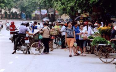 Không đủ chỗ bán hàng, người dân tràn ra lòng đường gây mất ATGT.