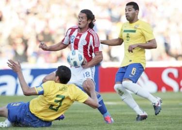 Tiền đạo Nelson Haedo (giữa) gây khó dễ cho hàng phòng thủ Brazil ở vòng bảng.
