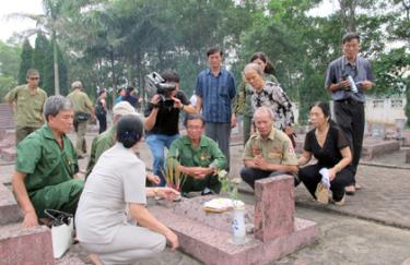 Đoàn thanh niên xung phong Hải Phòng thắp hương tri ân tới các liệt sỹ tại Nghĩa trang Trấn Yên.