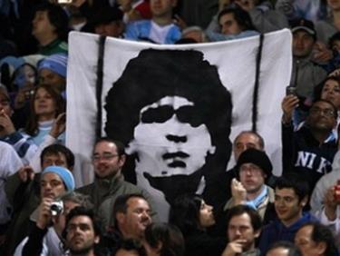 Các cổ động viên Argentina chăng biểu ngữ ủng hộ Maradona trong thời gian diễn ra Copa.