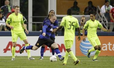 Rooney (xanh đen) trong vòng vây của đối thủ.