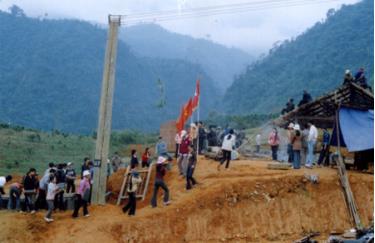 Đoàn viên thanh niên xã Nậm Búng tham gia xóa nhà dột nát cho người dân.
