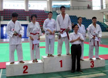 Đồng chí Tạ Xuân Hiếu, Giám đốc Sở Văn hóa Thể thao và Du lịch trao giải cho các VĐV đạt thành tích cao.