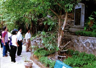 Trước bia liệt sỹ thanh niên xung phong.
(Ảnh: Huy Văn)