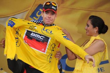 Cadel Evans rơm rớm nước mắt trên bục nhận Áo Vàng sau chặng 20 tại Grenoble.
