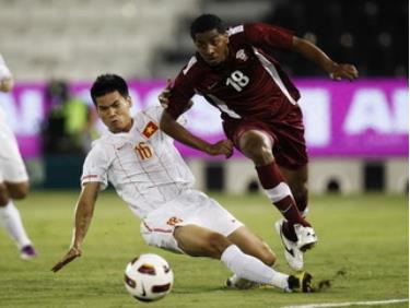 Một pha tranh bóng quyết liệt của hậu vệ Quang Thanh (16, Việt Nam) và tiền đạo Mohammed El-Sayed của Qatar.