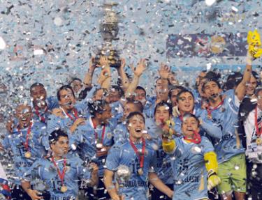 Các cầu thủ Uruguay nâng cao chiếc cúp vô địch.