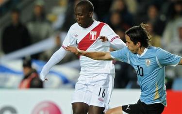 Luis Advincula (bên trái) trong màu áo Peru.