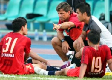HLV Goetz sẽ cho học trò chơi đôi công với Quatar