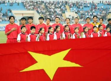 Đội tuyển Việt Nam hát Quốc ca khi chào cờ, trước trận đấu.