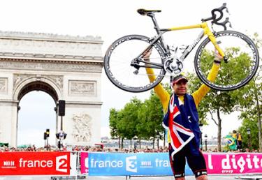 Cadel Evans là tay đua Australia đầu tiên đăng quang tại đường đua danh giá nhất thế giới.