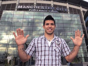 Aguero gia nhập Man City.