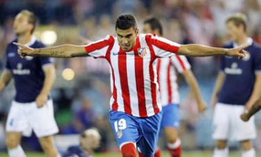 Niềm vui của tiền đạo Jose Antonio Reyes (Atletico Madrid) sau khi ghi bàn vào lưới CLB Stromsgodset (Na Uy).