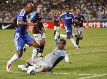 Tiền đạo Anelka (trái, Chelsea) trong pha đối mặt với thủ thành Given của Aston Villa. Ảnh: Reuters. 
