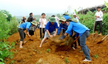 Cùng dân bản Đá Đen làm đường giao thông.