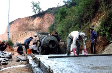 Bê tông hóa đường giao thông nông thôn lên Lao Chải (Mù Cang Chải).
(Ảnh: Thanh Miền)