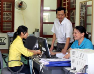 Cán bộ phòng BHXH Yên Bình trao đổi nghiệp vụ nâng cao chất lượng công việc chi trả cho các đối tượng.