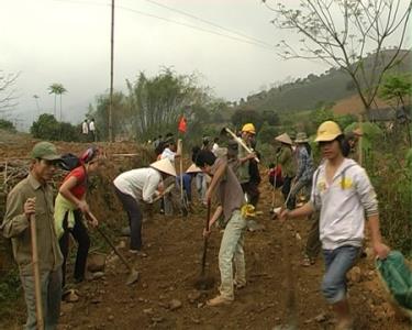 Nhân dân xã Sơn Thịnh tham gia làm
đường giao thông.

