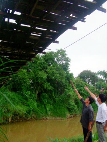 Cây cầu này đã xuống cấp nghiêm trọng rất nguy hiểm cho người dân khi qua lại