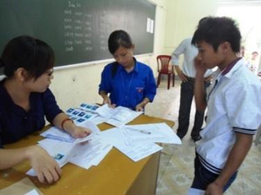 Thí sinh làm thủ tục dự thi đại học đợt 1 năm 2012.
