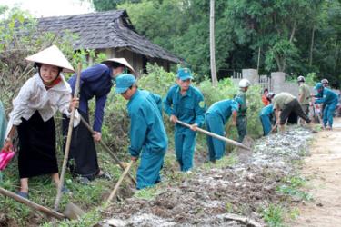 Lực lượng vũ trang thị xã Nghĩa Lộ tu sửa đường giao thông tại xã Nghĩa An.