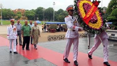 Lãnh đạo Costa Rica viếng lăng Chủ tịch Hồ Chí Minh
