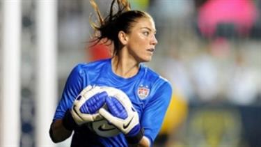 Thủ môn Hope Solo.