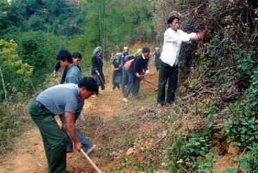 ĐVTN chi đoàn bản Làng Minh, xã Nậm Khắt giúp dân vệ sinh đường vào bản.