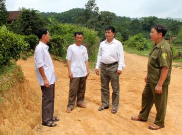 Công an xã Nậm Có thường xuyên trao đổi và xuống cơ sở nắm tình hình trật tự xã hội.